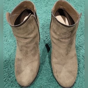 523. Shoe Dazzle Octavia women's olive green boots